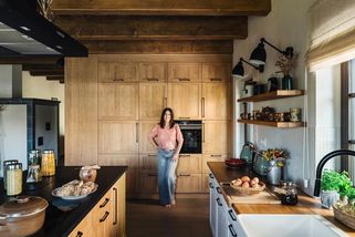 Malebná novostavba na Šumavě ctí chalupářskou tradici. Má duši a voní bylinkami - Proženy.cz